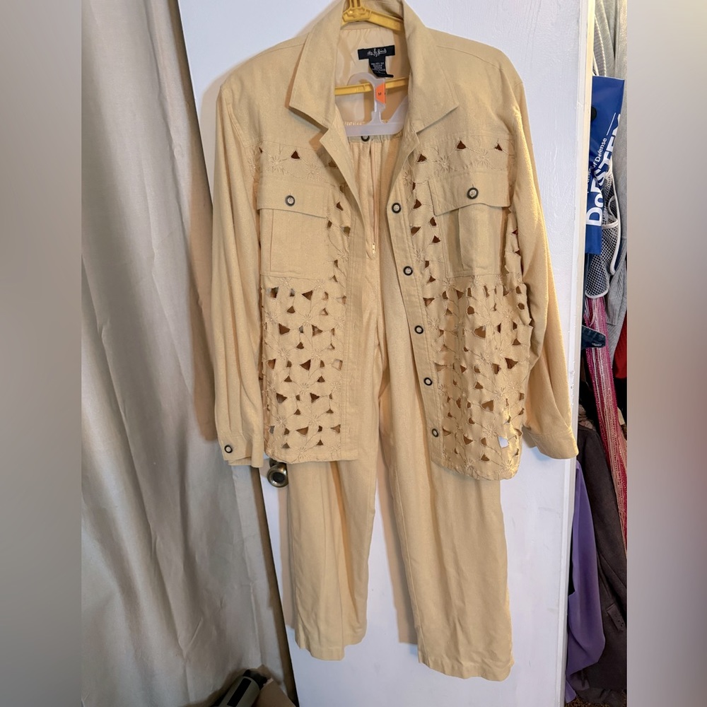 Abby & Friends brand size L 2-pc pant set in pale yellow with cutout detail